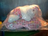 Urso deitado na almofada Rosa Frete Grátis